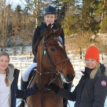 Synøve, Celine, Hilde (ERK) og hesten Pievue som begge jentene red